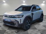 un 4x4 blanc garé dans une pièce au sol en damier