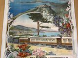 une affiche représentant un train, posée sur la table