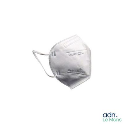 un gros plan d'un masque facial blanc sur fond blanc
