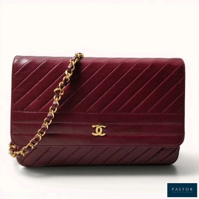 a picture of a red purse with a gold chain on it