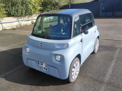 une petite voiture bleue garée dans un parking