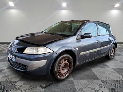 une photo d'une voiture endommagée, posée sur un sol à damier