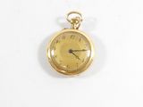 une montre de poche en or avec des chiffres romains