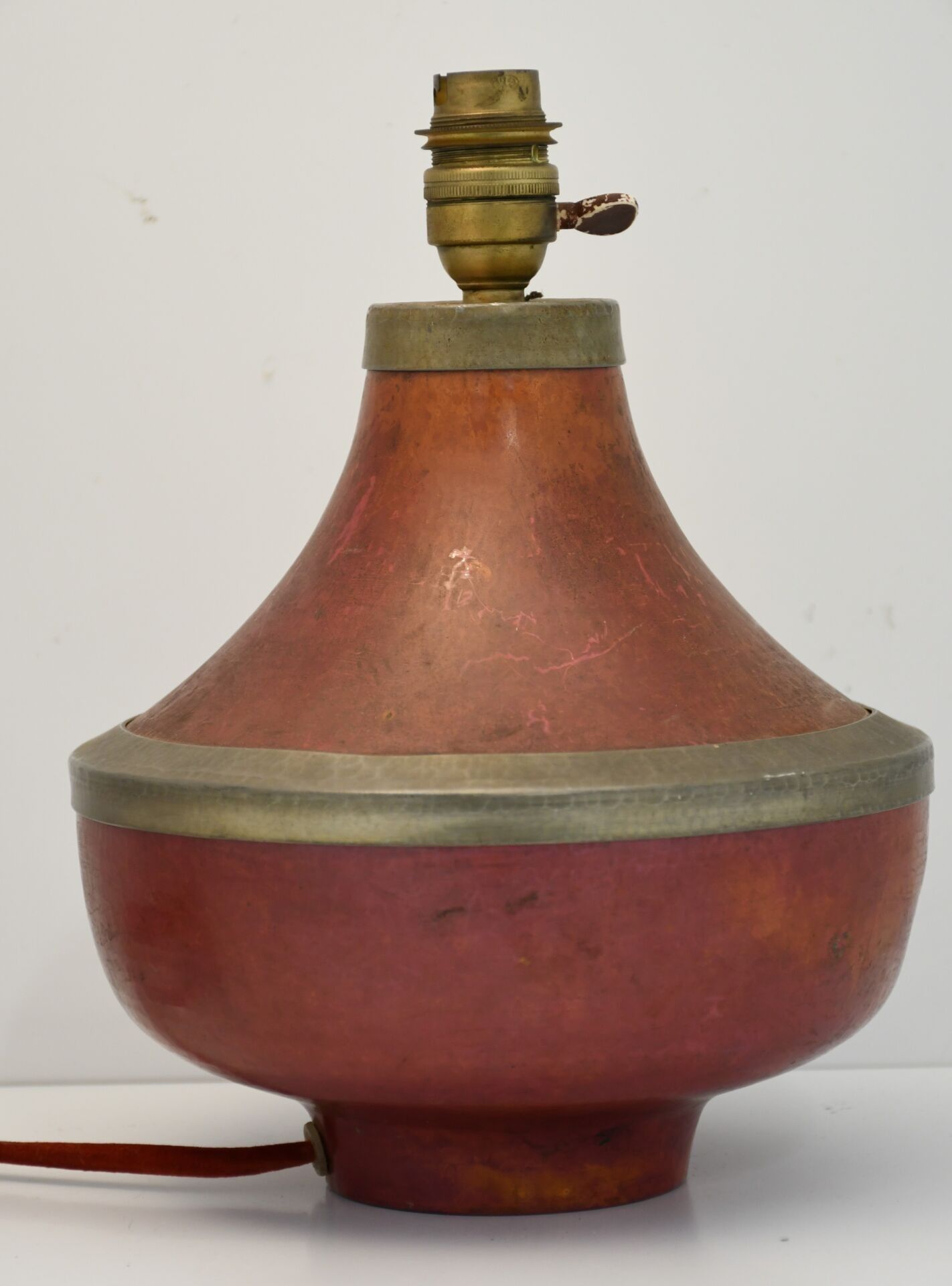 Petite lampe en laiton martelé et laqué rouge
