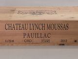 caisse en bois portant une étiquette « Château Lynch Moussas Pauillac »