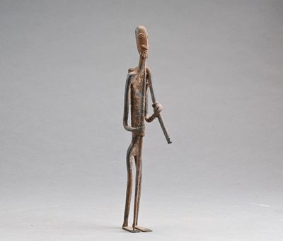 figurine représentant un homme tenant une batte de baseball sur un fond gris