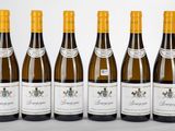 six bouteilles de vin sont alignées dans une rangée
