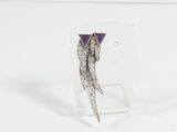 une photo d'une paire de boucles d'oreilles ornées de pierres violettes