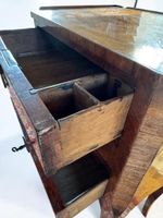 Table de chevet en bois de placage ouvrant par trois tiroirs (photo 5)