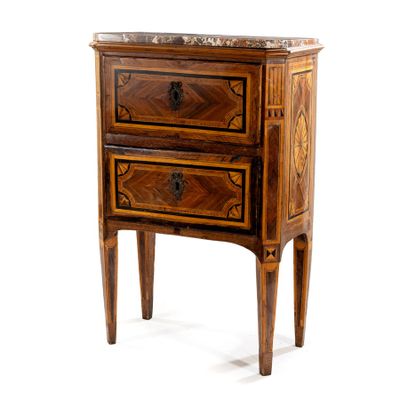 une petite commode avec un plateau en marbre