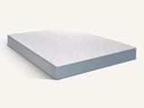 une photo d'un matelas posé sur une surface blanche