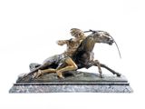 statue représentant un homme à cheval tenant un oiseau dans la main