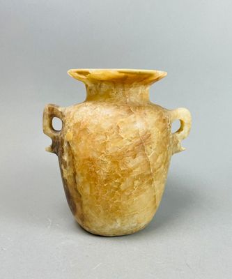 un vase posé sur une table