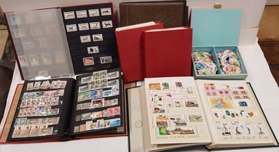 de nombreux timbres de toutes sortes dans un album posé sur une table