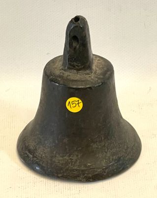 une cloche noire sur laquelle est collé un autocollant jaune