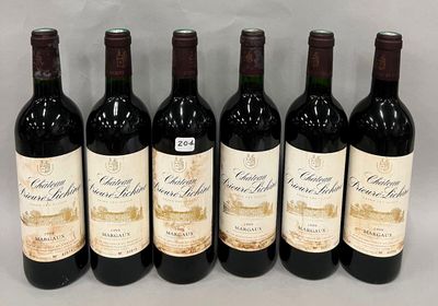 six bouteilles de vin sont alignées sur une table