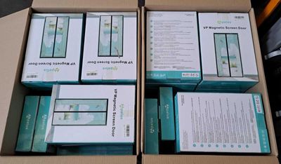 plusieurs boîtes contenant des appareils électroniques posées sur une table