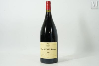 une bouteille de vin posée sur une table