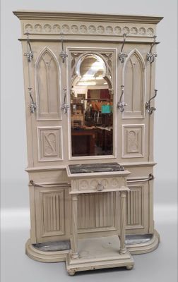 une armoire blanche surmontée d'un miroir