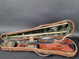 un vieil étui à violon contenant un violon