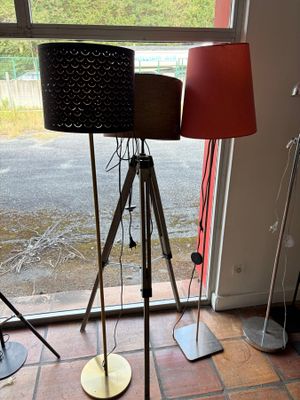 deux lampes posées sur un trépied devant une fenêtre