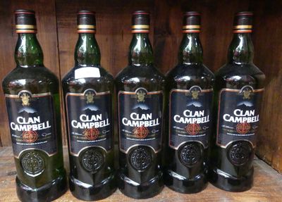 Six bouteilles de Clan Campbell sont alignées sur une étagère en bois.