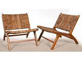 deux chaises en bois et en osier sont placées côte à côte