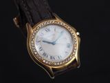 une image d'une montre en gros plan sur fond noir