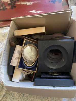 une boîte remplie d'objets posés sur le sol