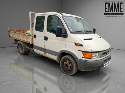 un camion blanc garé dans une pièce