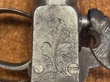 gros plan d'un pistolet posé sur une table