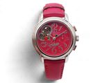 une montre rose avec un cadran rouge sur un fond blanc