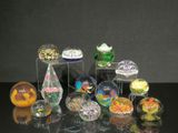de nombreux objets en verre de différentes couleurs posés sur une table