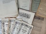 une pile de vieux livres posés sur une table