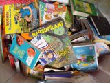 une pile de livres pour enfants posée par terre