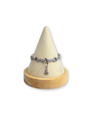 collier posé sur un support en bois, orné d'une croix en argent