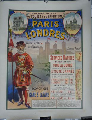 affiche représentant un homme vêtu d'un manteau rouge, tenant une canne et une carte