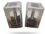 deux boîtes contenant chacune une cafetière, posées sur une table