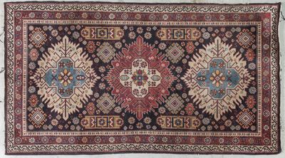 un vieux tapis aux couleurs et motifs variés