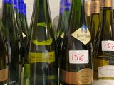 plusieurs bouteilles de vin sont alignées sur un comptoir