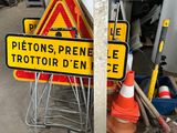 une enseigne située à l'angle d'un immeuble