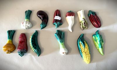 de nombreuses figurines représentant des légumes sur un fond blanc