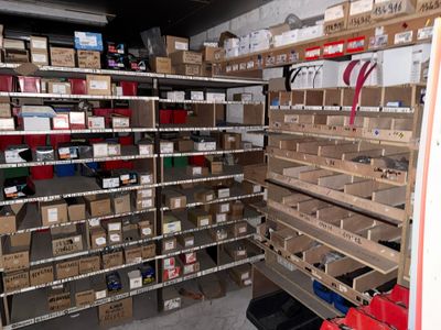 beaucoup de boîtes et de cartons sur les étagères de la pièce