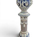 un vase bleu et blanc posé sur une table