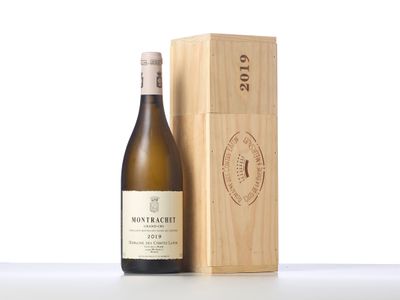 une image d'une bouteille de vin à côté d'une caisse en bois