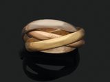 Gros plan sur une bague en or et en argent posée sur une surface noire