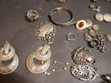 de nombreux types de bijoux sur la table