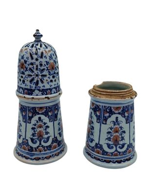 paire de salières et poivrières bleues et blanches ornées de motifs floraux