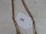 un collier en or orné d'une montre et muni d'une étiquette de prix