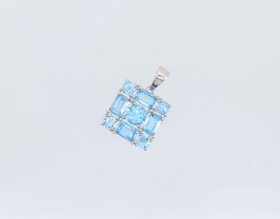 une image représentant un pendentif composé d'une topaze bleue et de diamants, sur fond blanc